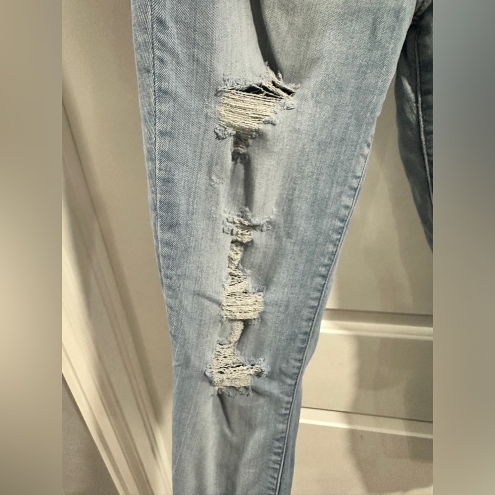 ⭐️SOLD⭐️Universal Thread Distressed Skinny Jeans - Picture 4 of 8